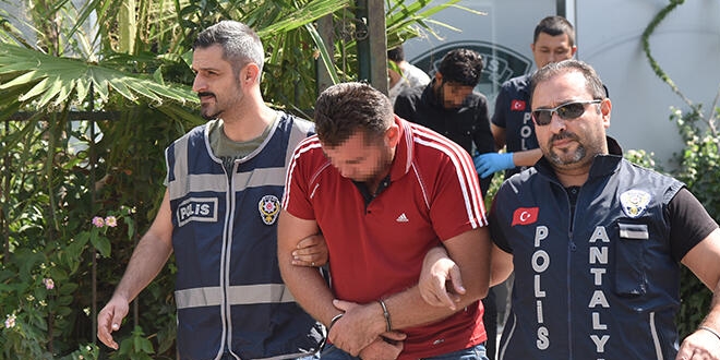 Yaşlı kadının 820 bin lirasını dolandıran şüpheliler yakalandı