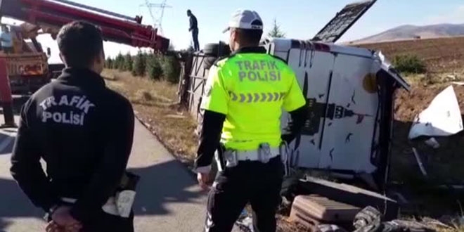 Yolcu otob�s� devrildi: 1 �l�, 40 yaral�