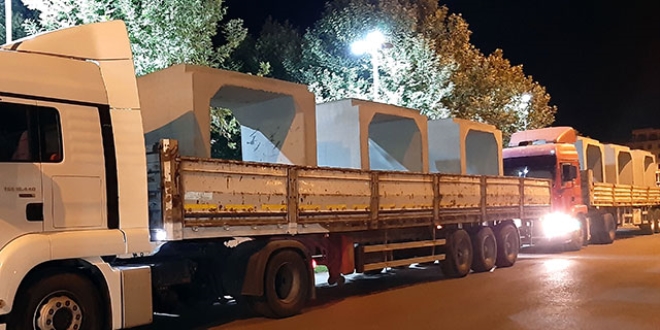 Sınır hattına beton blok sevkiyatı
