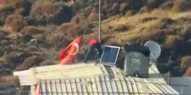 Eşyalarından önce Türk bayrağını kurtardı