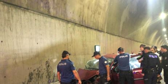 Pendik'te trafik kazas�: 2 �l� 1 yaral�