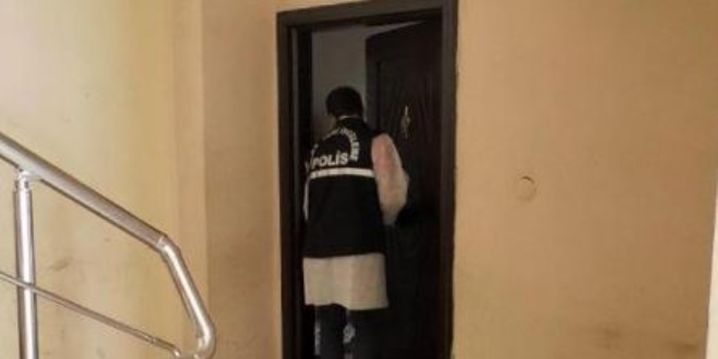 �nce kar�s�n� ard�ndan kay�nvalidesini b��aklad�