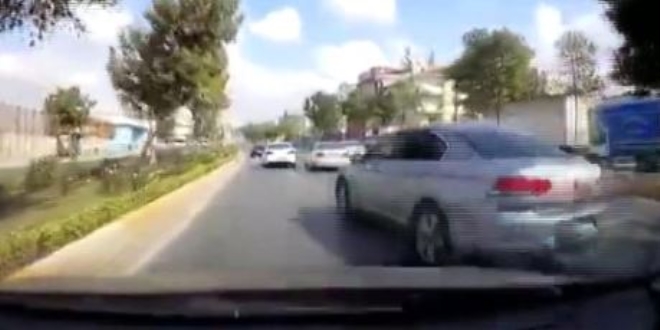Trafikte makas atan magandaların kazası kamerada