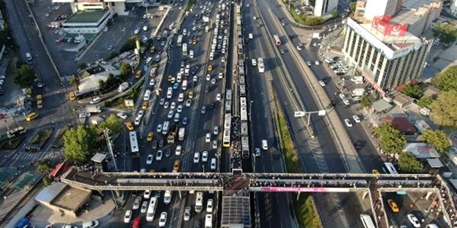 Tatil bitti, okullar açıldı, metrobüs çilesi başladı
