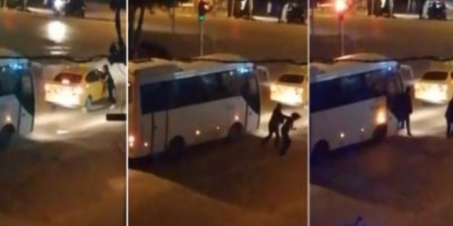 Taksisinin aynasını kıran kadını tekme tokat dövdü