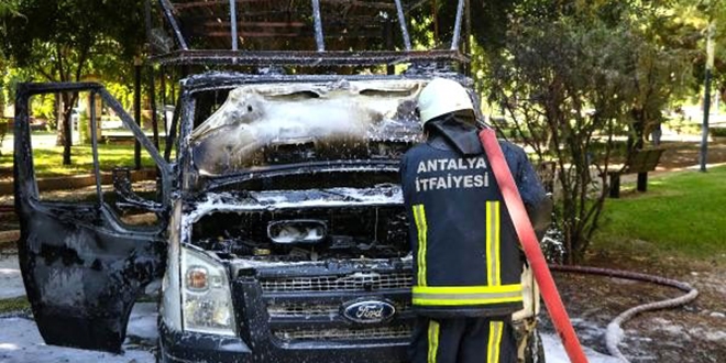 Kasasında çay demlenen kamyonet yandı: 1 yaralı