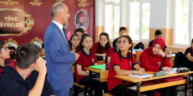Profesrler tarihi Erzincan Lisesinde ders veriyor
