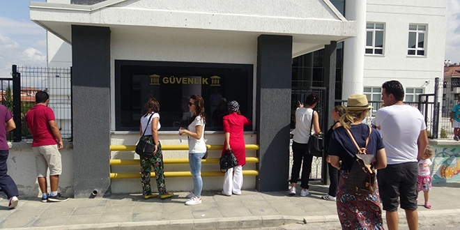 Hem okullarından, hem paralarından oldular