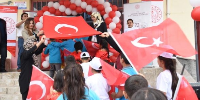 1'inci sınıf öğrencileri okula Türk bayrağının altında girdi