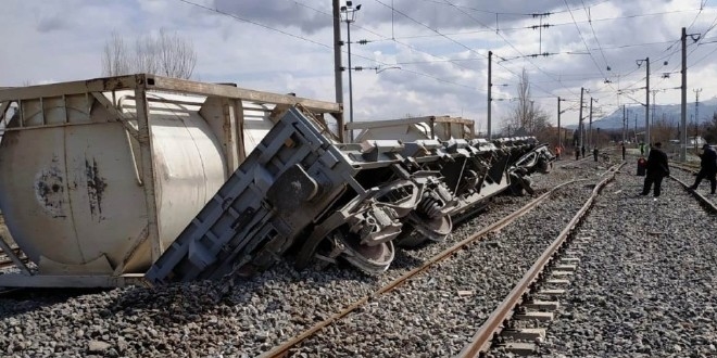 Mersin'de yük treninin vagonları raydan çıktı