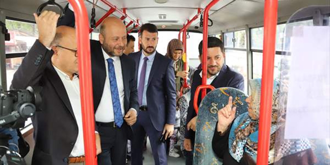 Başkan makamına halk otobüsüyle gitti