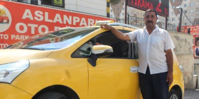 Taksisinde unutulan 87 bin liray� sahibine teslim etti