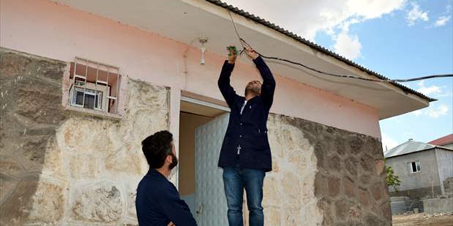 'Mobil Onarm Ekibi' ky okullarn tamir ediyorlar