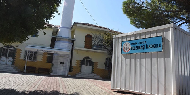 Okul inşaatı bitmedi, cami avlusunda eğitim görüyor