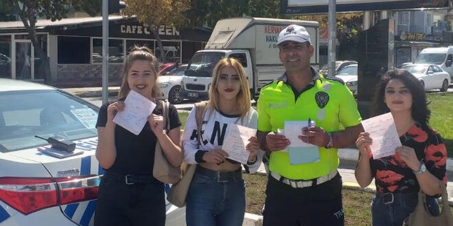 3 öğrenci trafik cezası yedi, hatıra fotoğrafı çektirdi