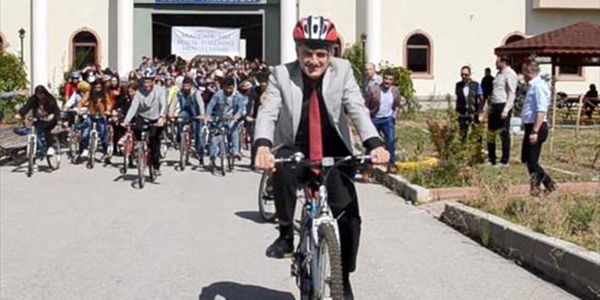 Rektörden bisikletle yeni öğrencilere üniversite turu