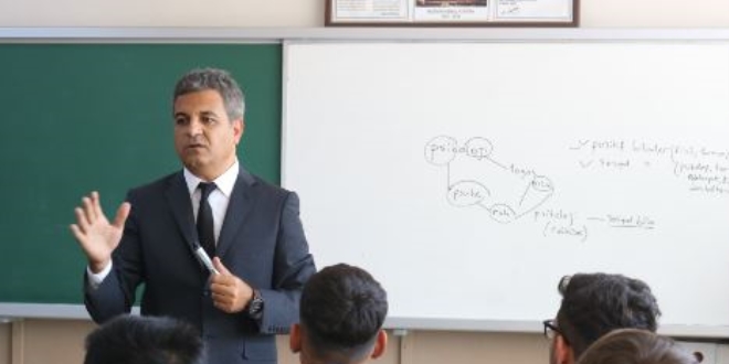 Eğitimde bir ilk, milli eğitim müdürü sınıfta ders verdi