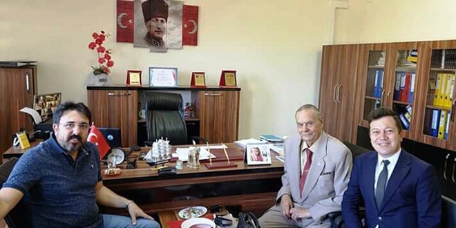 87 yaşındaki emekli okul müdürü genç neslin yanında