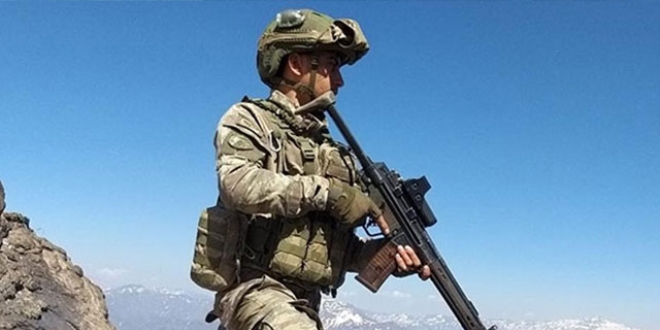 Hakkari'de PKK'lı terörist teslim oldu