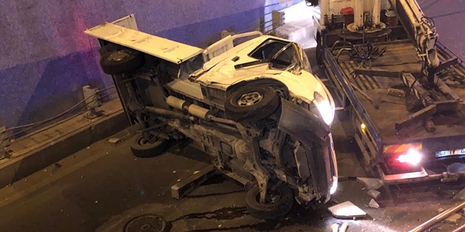 Virajı alamayan kamyonet bariyerlerden uçtu: 2 yaralı