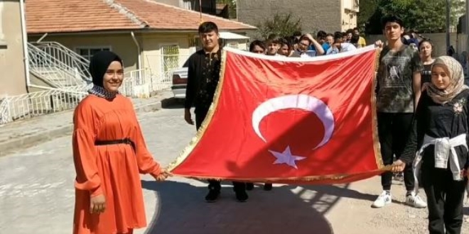 Yeni kayıt öğrencilere Türk bayraklı karşılama