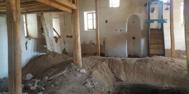 Kullan�ma kapal� tarihi camide ka�ak kaz�