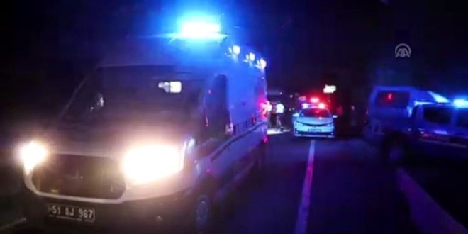 Ni�de'de halk otob�s� ile otomobil �arp��t�: 5 yaral�