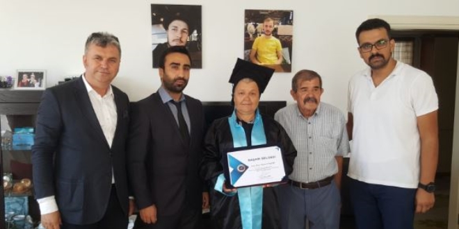 Acılı anne mezuniyetini göremediği oğlunun cübbesini giydi