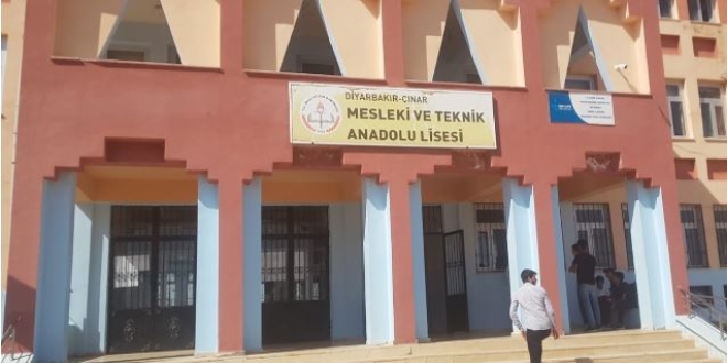 Öğretmen, öğrencilerinin gözü önünde bıçaklandı