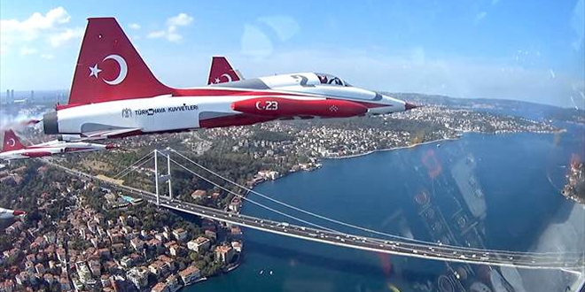 Türk Yıldızları'nın İstanbul'u selamlamasına 'kokpit içi' bakış