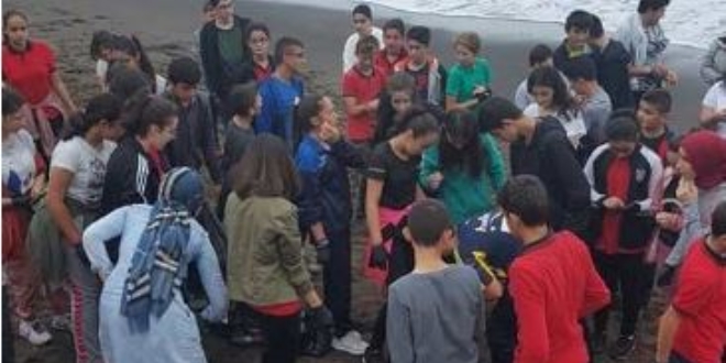 Öğrenciler kumsalda çöp topladı