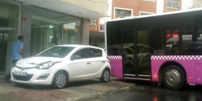 Kayganlaşan yolda otobüs 5 araca vurdu