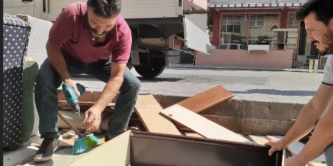 Çöplerden topladıkları geri dönüşümle hayat buluyor