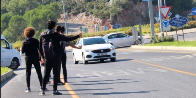 Otostopla okula giden liselilerden ücretsiz ulaşım talebi