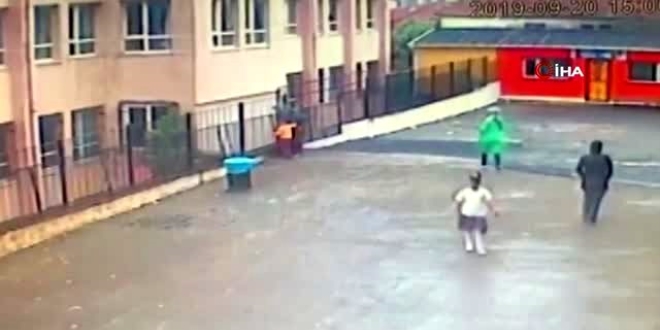 Ortaokul öğrencisi sınıfın camından aşağı düştü