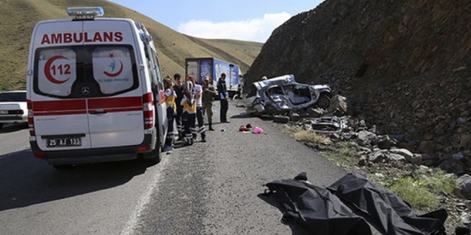 Erzurum'da feci kaza: 2 l, 12 yaral
