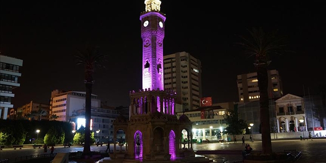 İzmir Saat Kulesi mor ışıkla aydınlatıldı