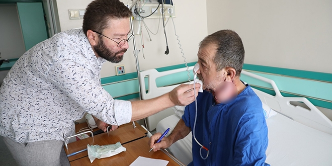 Hastaya bacaktan alınan kemikle yeni çene yapıldı
