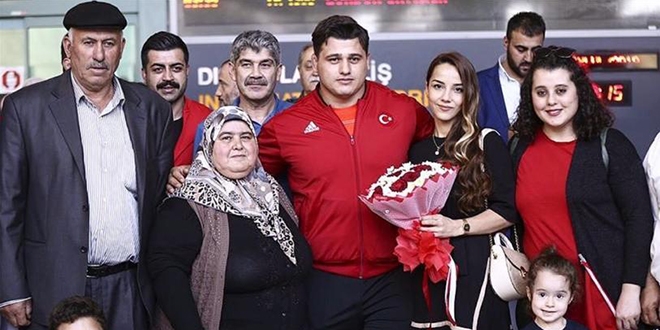 Milli güreşçi Kayaalp, 'az sayıdaki karşılama'ya sitem etmedi