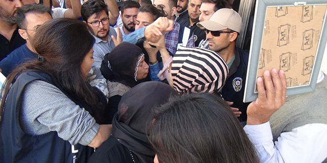 HDP'liler ile oturma eylemindeki aileler arasnda gerginlik
