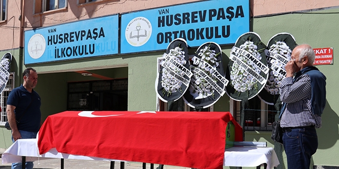 Hayatını kaybeden emekli öğretmen toprağa verildi