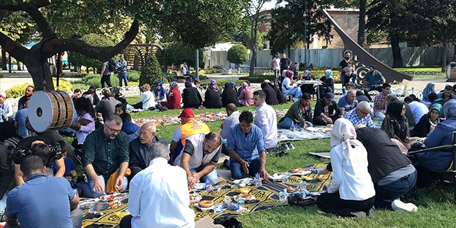 İBB'de işten çıkarılan işçiler vatandaşlarla bir araya geldi
