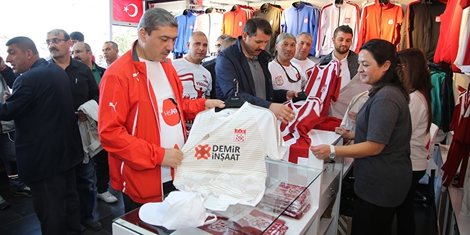 Vali forma alıp, kulübe destek oldu