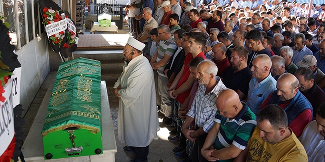 Kaza ölen emekli müdür son yolculuklarına uğurlandı