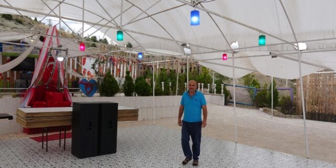 Düğünleri güneş enerjisi ve jeneratörlerle yapıyor