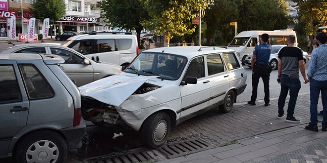 Kaza yapan araç sürücüsü otomobili bırakıp kaçtı