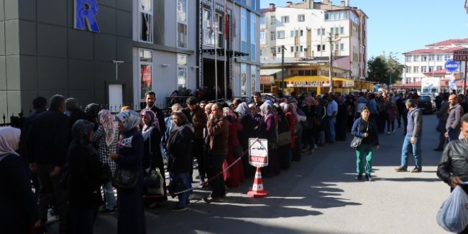 �� arayanlar�n olu�turdu�u kuyruk soka�a s��mad�