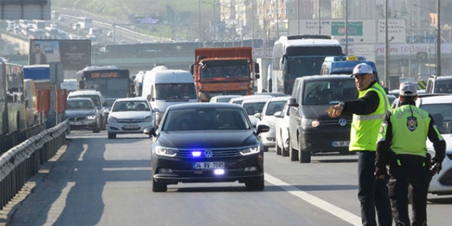Kamu'da yöneticilere çakarlı lamba yasağı