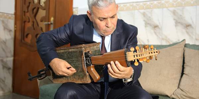 Öğretmen kalaşnikof tüfeğini müzik aletine dönüştürdü