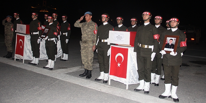 Hakkari'de şehitler için tören düzenlendi